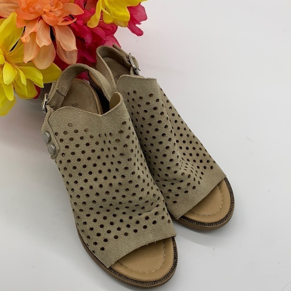 Barbara Barbieri tan cut out suede peep toe heels. MCS0763E